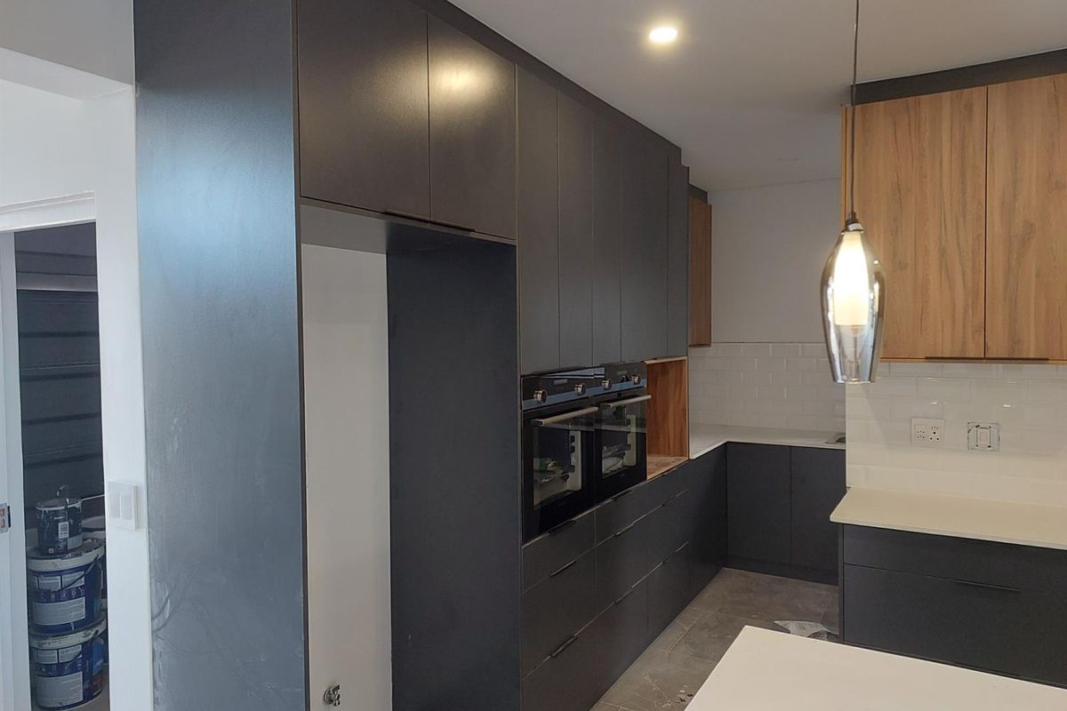 The Last Word in Sandown Luxury: Completion Just Around the Corner. - Photo 4