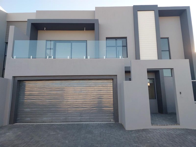 The Last Word in Sandown Luxury: Completion Just Around the Corner. - Photo 1