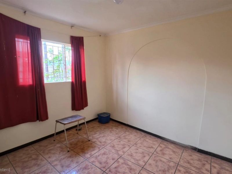 💰 Investor’s Dream in Northdale 2-Bedroom Home with ±2× Rental Income Potential - Photo 10