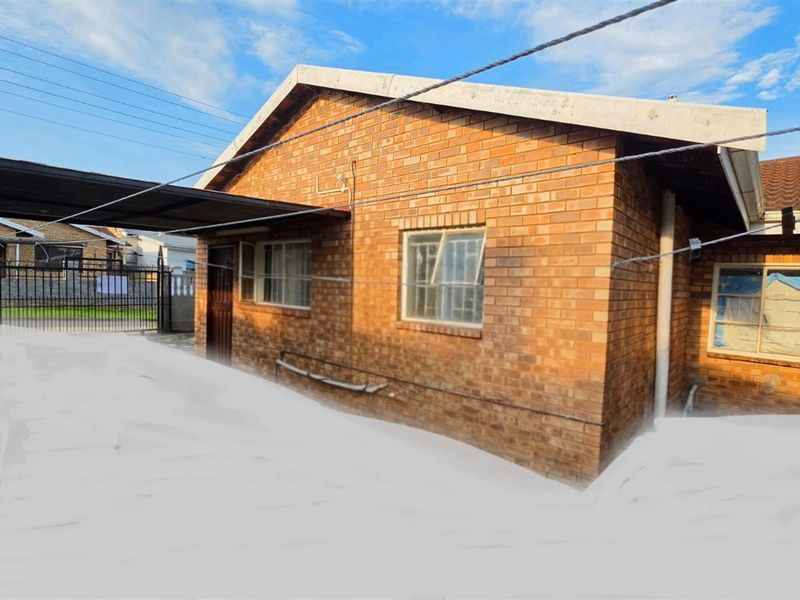 💰 Investor’s Dream in Northdale 2-Bedroom Home with ±2× Rental Income Potential - Photo 4