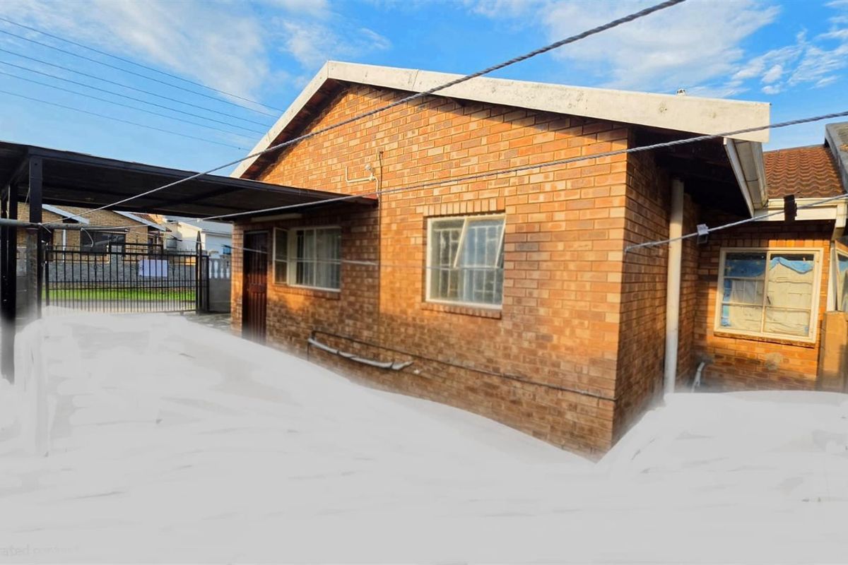 💰 Investor’s Dream in Northdale 2-Bedroom Home with ±2× Rental Income Potential - Photo 4