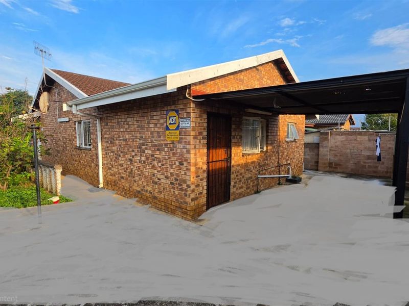 💰 Investor’s Dream in Northdale 2-Bedroom Home with ±2× Rental Income Potential - Photo 6