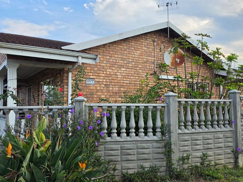 💰 Investor’s Dream in Northdale 2-Bedroom Home with ±2× Rental Income Potential - Photo 2