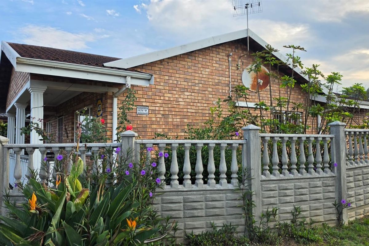 💰 Investor’s Dream in Northdale 2-Bedroom Home with ±2× Rental Income Potential - Photo 2