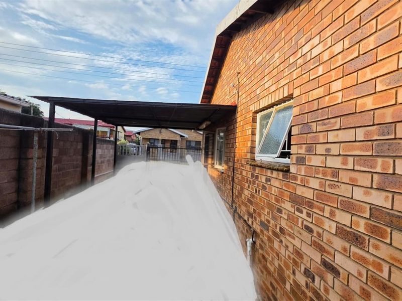 💰 Investor’s Dream in Northdale 2-Bedroom Home with ±2× Rental Income Potential - Photo 5