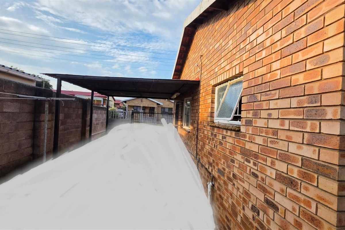 💰 Investor’s Dream in Northdale 2-Bedroom Home with ±2× Rental Income Potential - Photo 5