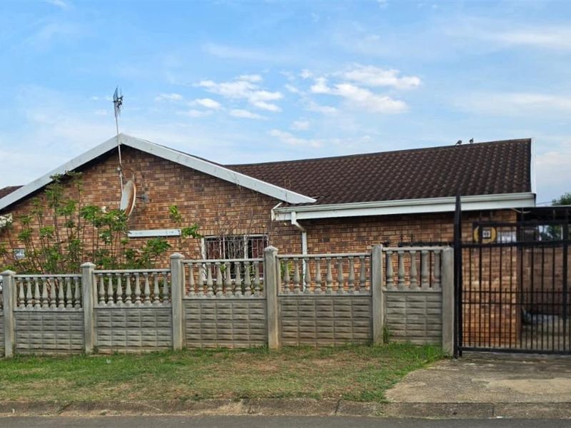 💰 Investor’s Dream in Northdale 2-Bedroom Home with ±2× Rental Income Potential - Photo 3