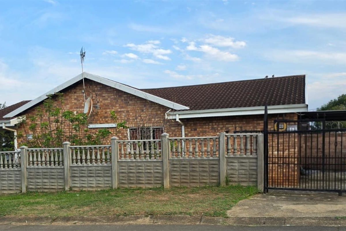 💰 Investor’s Dream in Northdale 2-Bedroom Home with ±2× Rental Income Potential - Photo 3