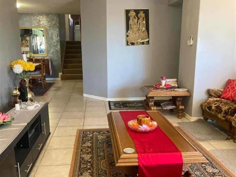 Townhouse For Sale in Essenwood, Durban, KwaZulu Natal - Photo 2