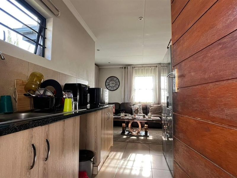 Stunning Three-Bedroom Corner Home in Leopards Rest Security Estate - Photo 5