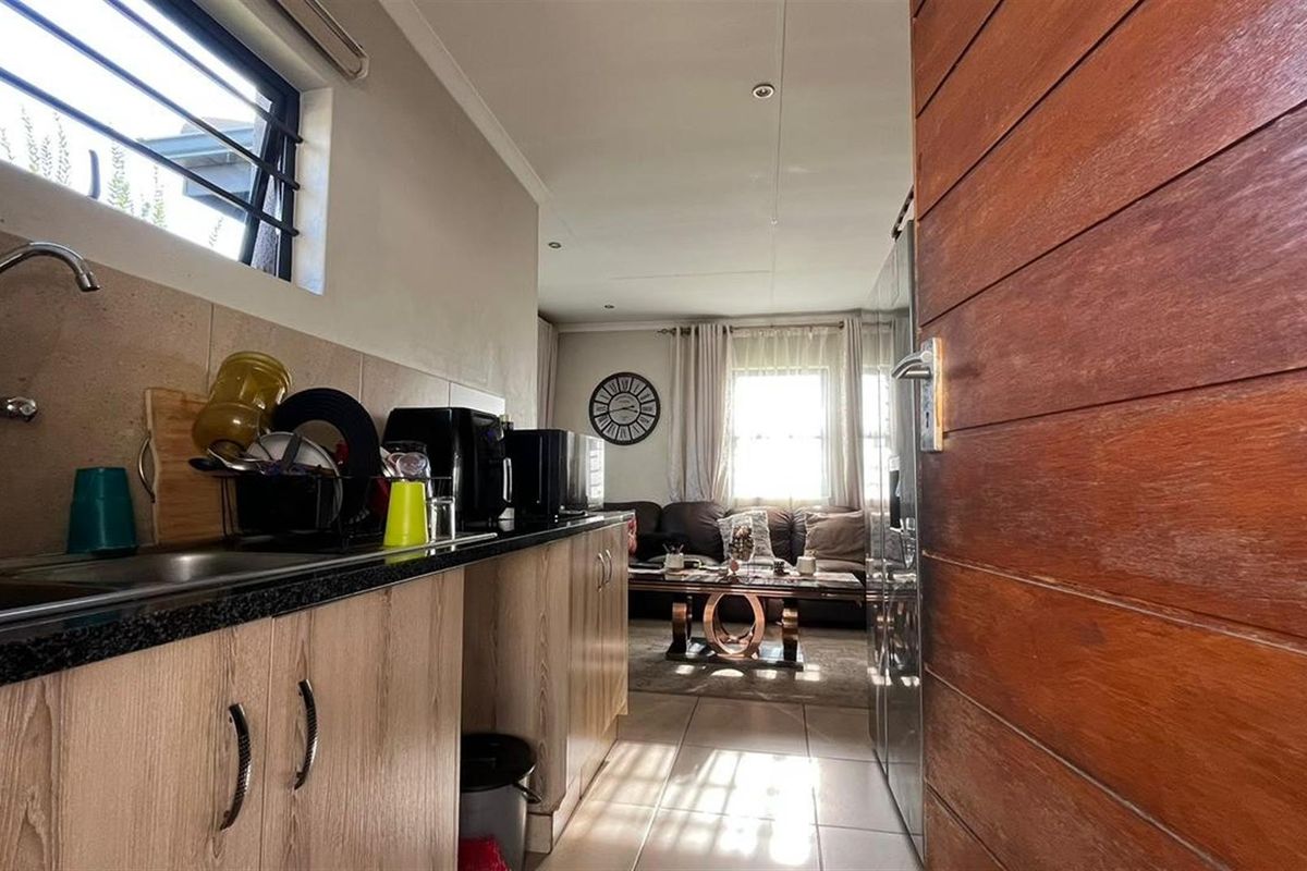 Stunning Three-Bedroom Corner Home in Leopards Rest Security Estate - Photo 5