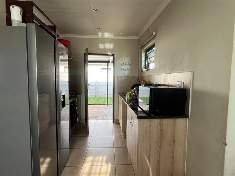 Stunning Three-Bedroom Corner Home in Leopards Rest Security Estate - Photo 6