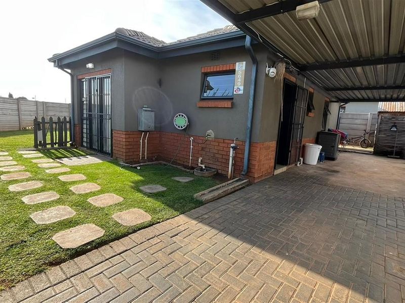 Stunning Three-Bedroom Corner Home in Leopards Rest Security Estate - Photo 4