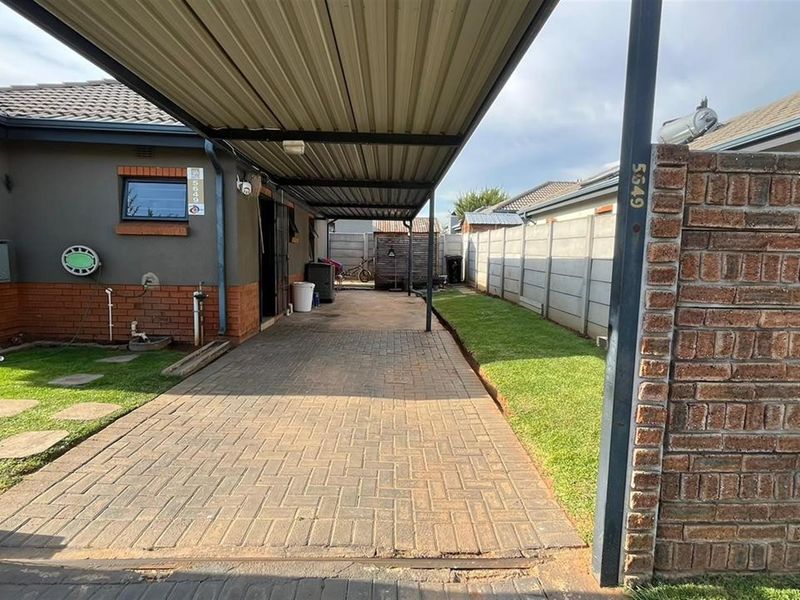 Stunning Three-Bedroom Corner Home in Leopards Rest Security Estate - Photo 3