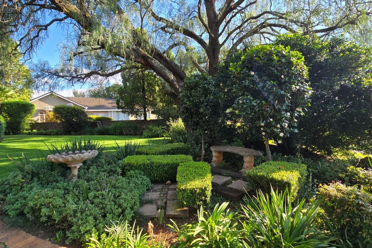 Beautiful Family Living with Entertainer’s Garden and Poolside Charm - Photo 2