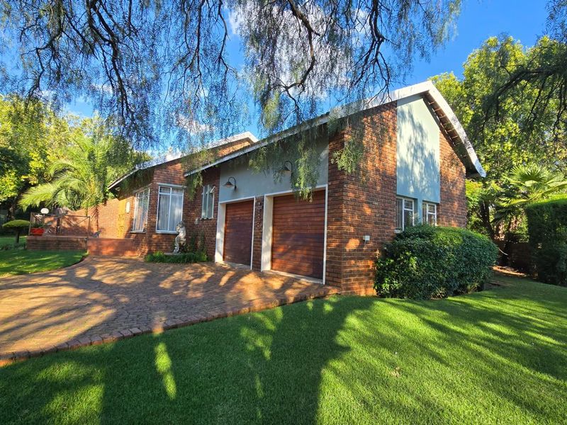 Beautiful Family Living with Entertainer’s Garden and Poolside Charm - Photo 5