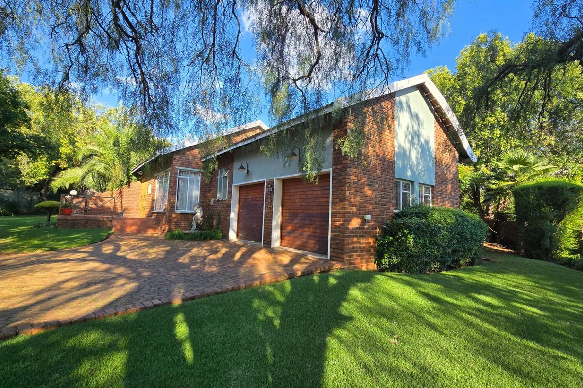 Beautiful Family Living with Entertainer’s Garden and Poolside Charm - Photo 5