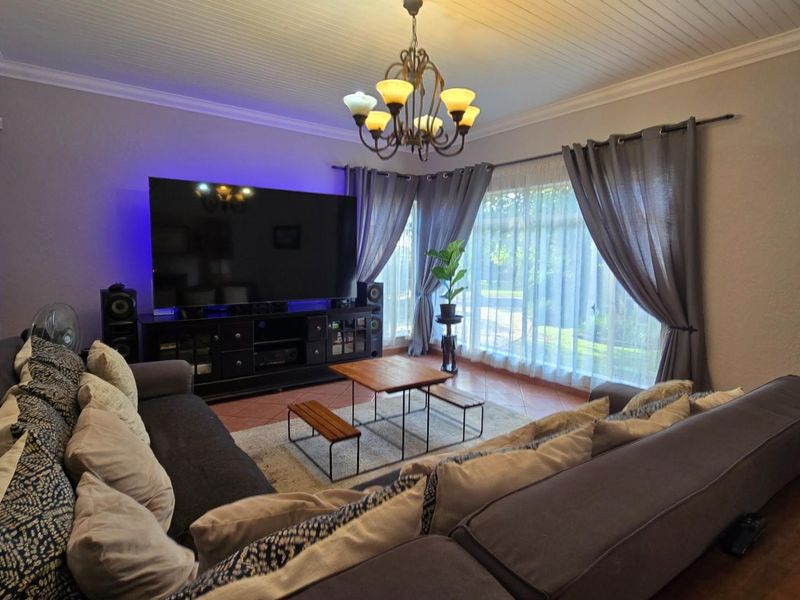 Beautiful Family Living with Entertainer’s Garden and Poolside Charm - Photo 7