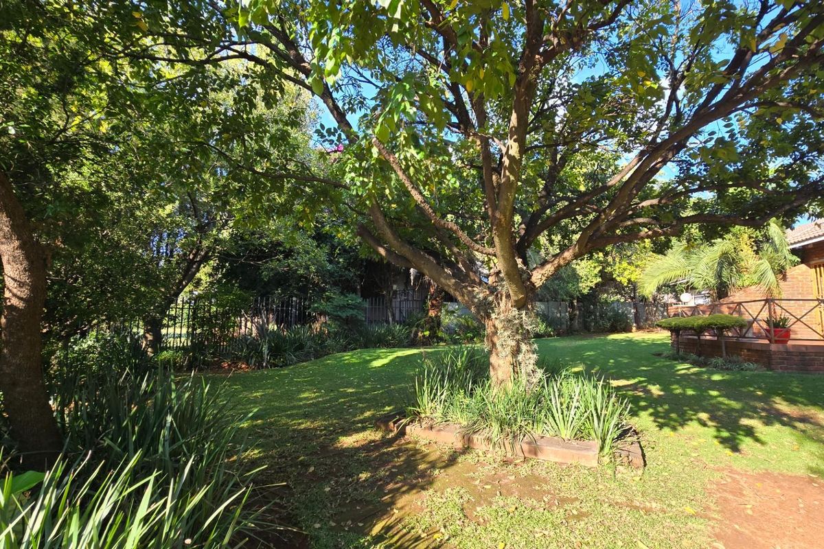 Beautiful Family Living with Entertainer’s Garden and Poolside Charm - Photo 4