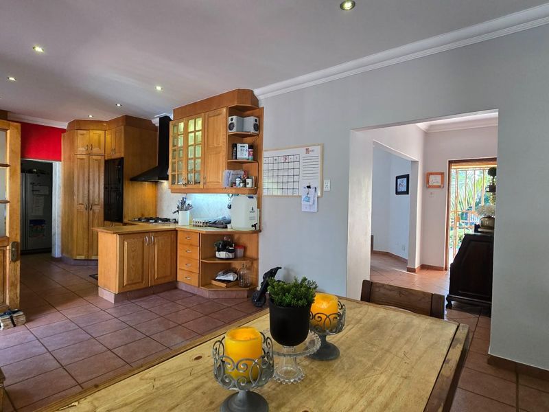 Beautiful Family Living with Entertainer’s Garden and Poolside Charm - Photo 10