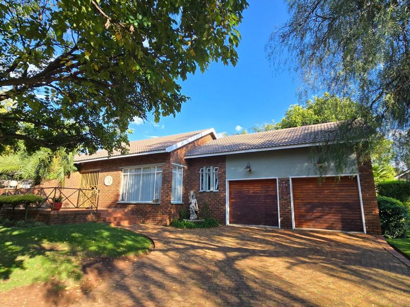 Beautiful Family Living with Entertainer’s Garden and Poolside Charm - Photo 3