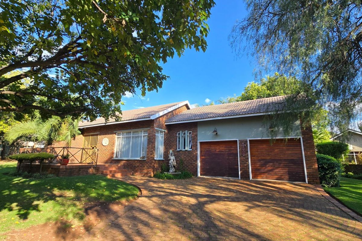 Beautiful Family Living with Entertainer’s Garden and Poolside Charm - Photo 3