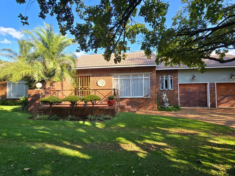Beautiful Family Living with Entertainer’s Garden and Poolside Charm - Photo 1