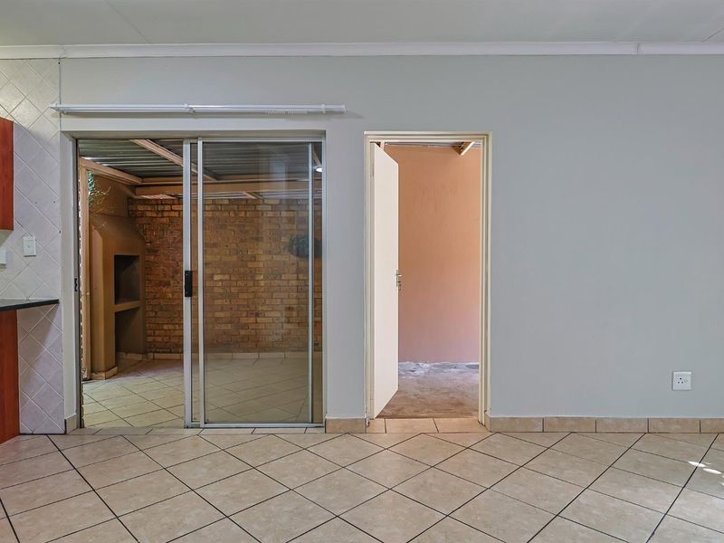 NEWLY REVAMPED TOWNHOUSE WITH GARDEN SPACE - WELL PRICED!!! - Photo 10