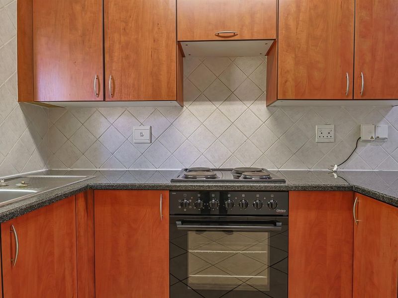 NEWLY REVAMPED TOWNHOUSE WITH GARDEN SPACE - WELL PRICED!!! - Photo 7