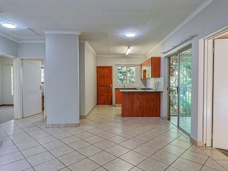 NEWLY REVAMPED TOWNHOUSE WITH GARDEN SPACE - WELL PRICED!!! - Photo 3