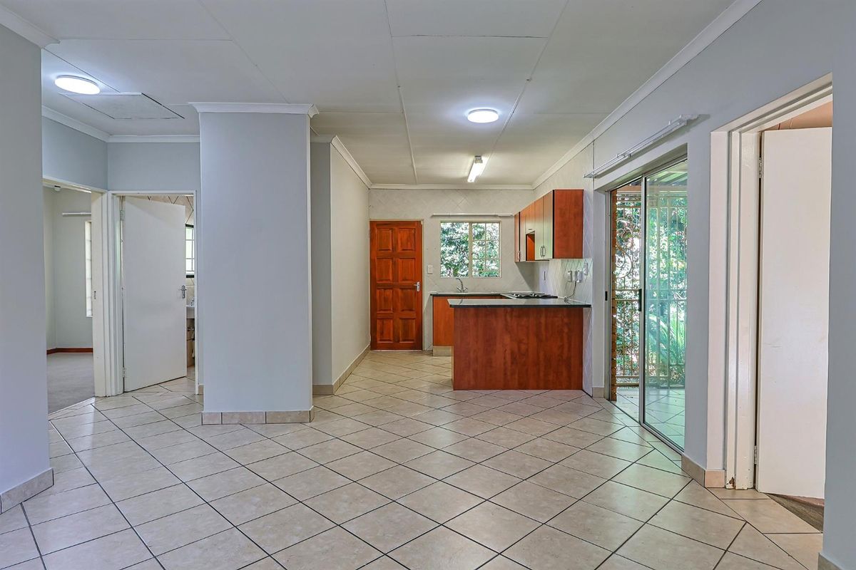 NEWLY REVAMPED TOWNHOUSE WITH GARDEN SPACE - WELL PRICED!!! - Photo 3