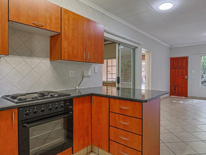 NEWLY REVAMPED TOWNHOUSE WITH GARDEN SPACE - WELL PRICED!!! - Photo 9