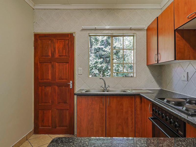 NEWLY REVAMPED TOWNHOUSE WITH GARDEN SPACE - WELL PRICED!!! - Photo 8