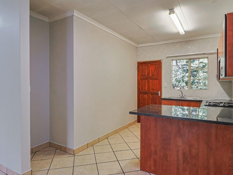 NEWLY REVAMPED TOWNHOUSE WITH GARDEN SPACE - WELL PRICED!!! - Photo 6