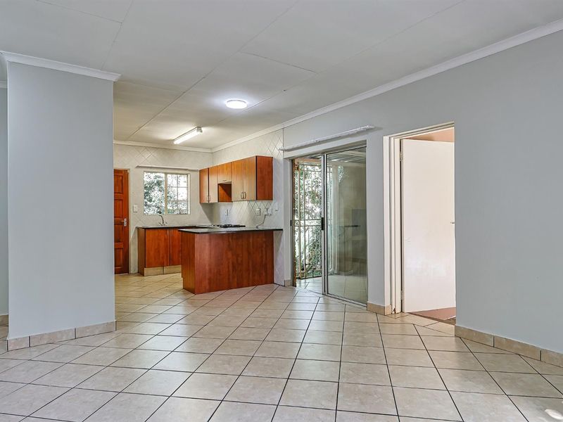 NEWLY REVAMPED TOWNHOUSE WITH GARDEN SPACE - WELL PRICED!!! - Photo 5