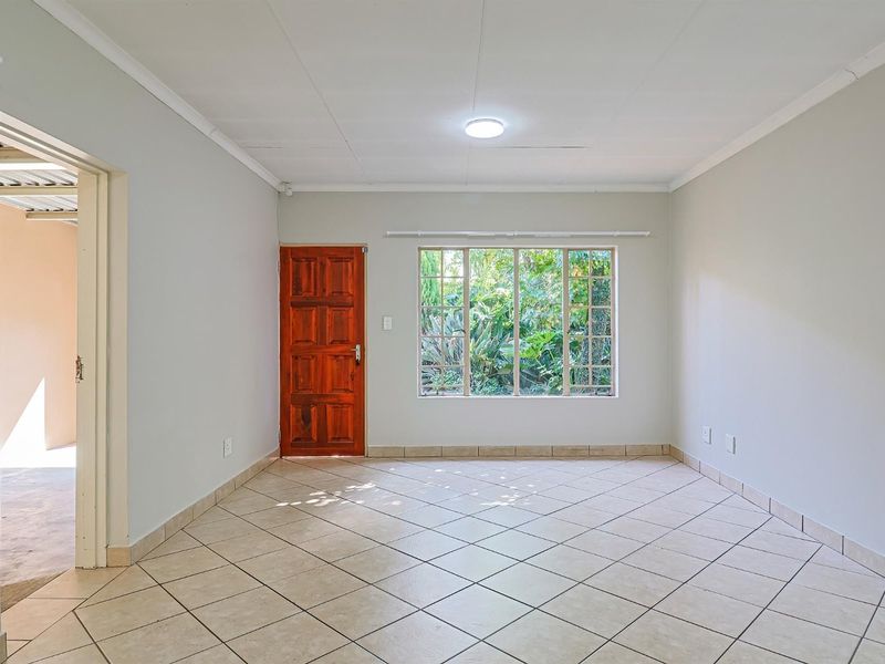 NEWLY REVAMPED TOWNHOUSE WITH GARDEN SPACE - WELL PRICED!!! - Photo 4