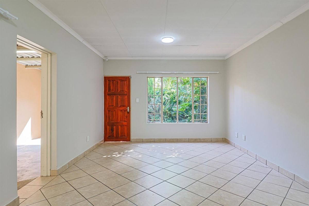NEWLY REVAMPED TOWNHOUSE WITH GARDEN SPACE - WELL PRICED!!! - Photo 4
