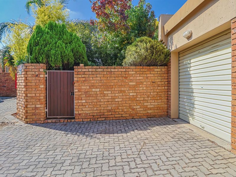 NEWLY REVAMPED TOWNHOUSE WITH GARDEN SPACE - WELL PRICED!!! - Photo 2