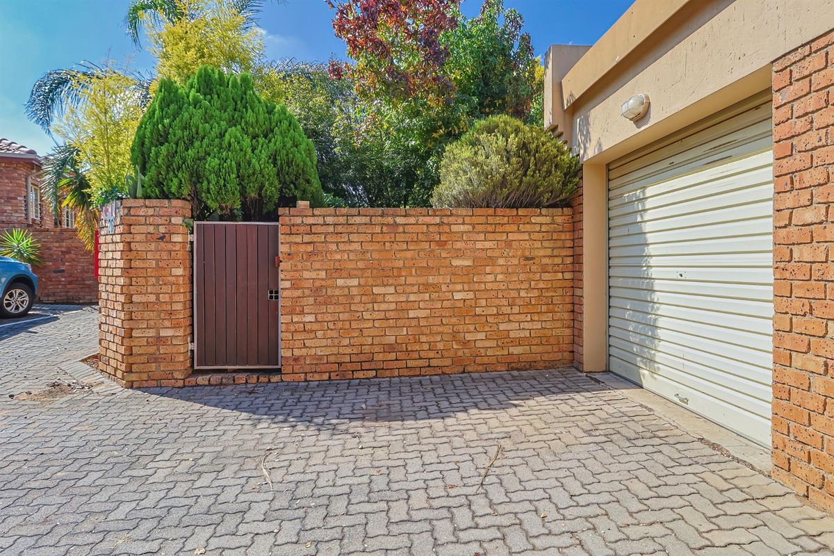 NEWLY REVAMPED TOWNHOUSE WITH GARDEN SPACE - WELL PRICED!!! - Photo 2