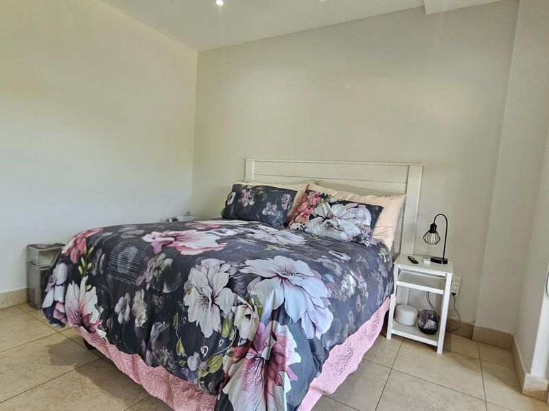 Immaculate Three Bedroom Apartment with Sea Views and Direct Beach Access - Photo 10