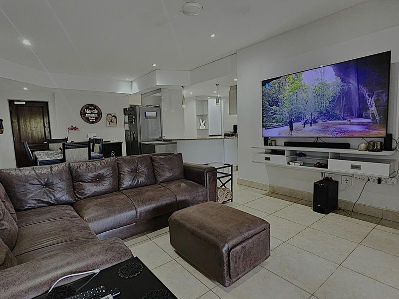 Immaculate Three Bedroom Apartment with Sea Views and Direct Beach Access - Photo 3