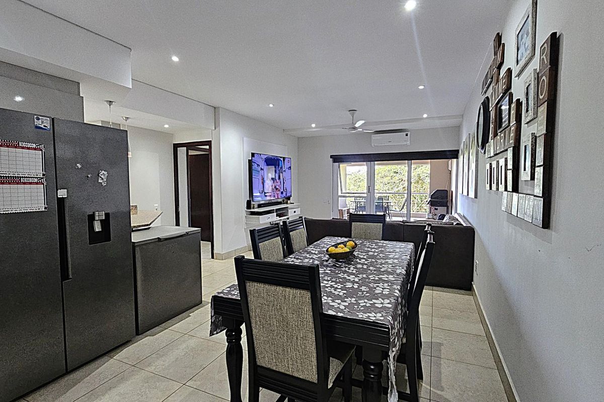 Immaculate Three Bedroom Apartment with Sea Views and Direct Beach Access - Photo 4