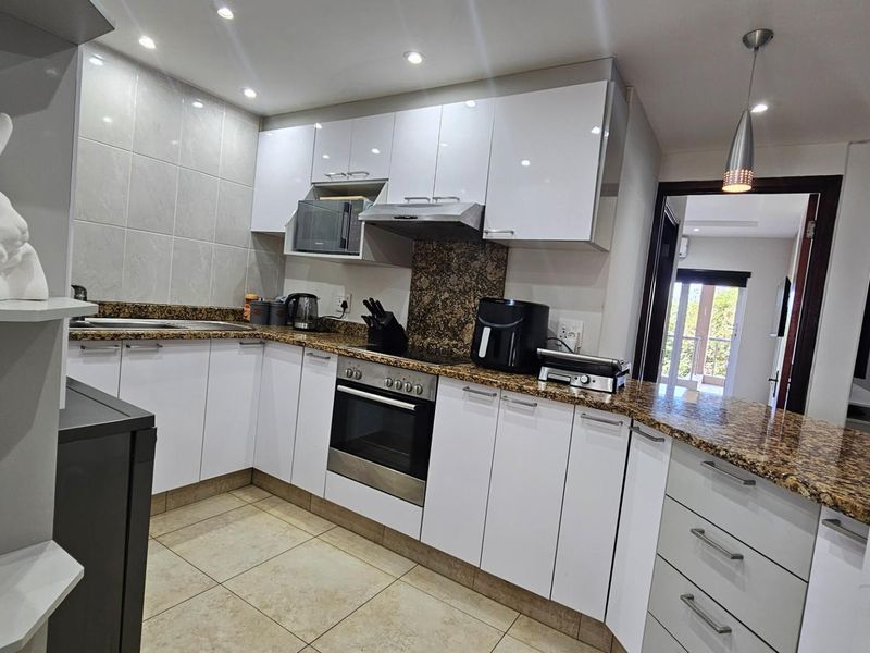 Immaculate Three Bedroom Apartment with Sea Views and Direct Beach Access - Photo 5