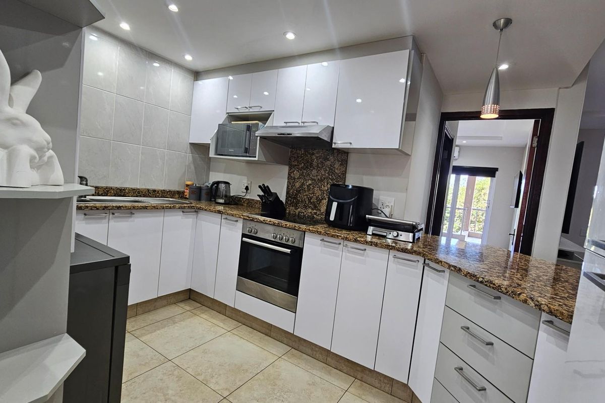 Immaculate Three Bedroom Apartment with Sea Views and Direct Beach Access - Photo 5