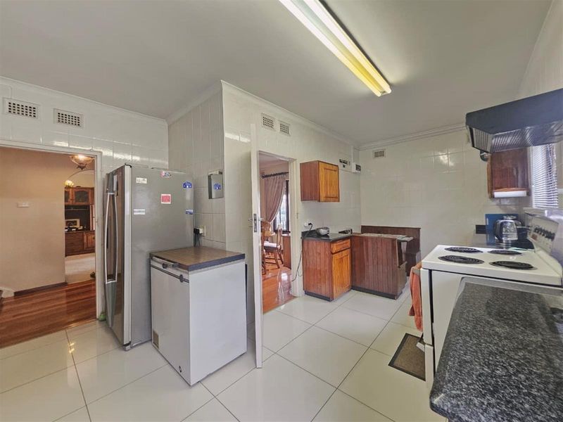 Modern 3-Bedroom Home with Flatlet, Solar System And Scenic View - Photo 9