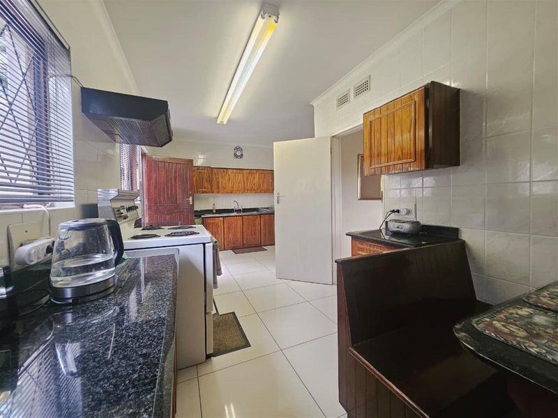 Modern 3-Bedroom Home with Flatlet, Solar System And Scenic View - Photo 8