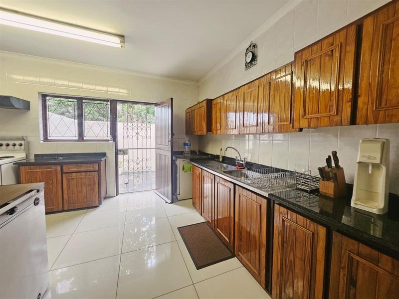 Modern 3-Bedroom Home with Flatlet, Solar System And Scenic View - Photo 7