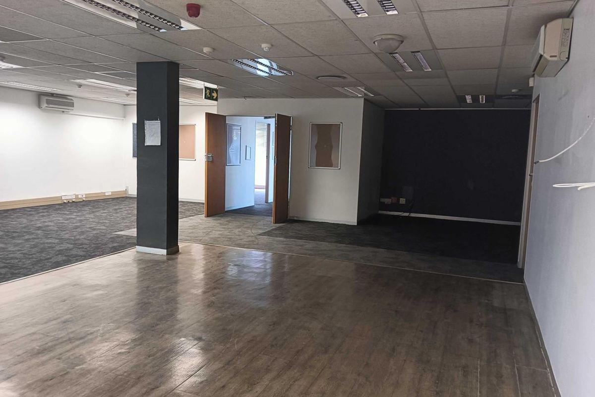 Maximize Your Reach: Premier High-Traffic Commercial Hub on George Street - Photo 4