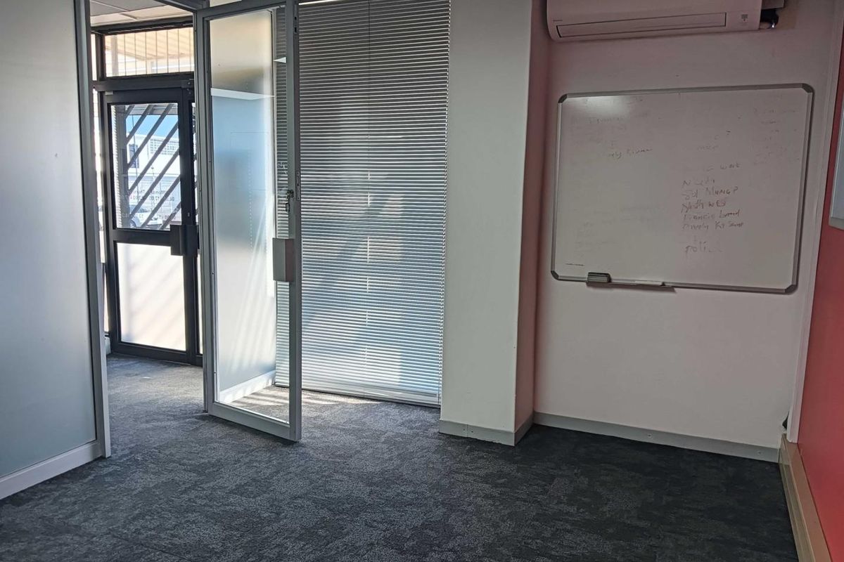 Maximize Your Reach: Premier High-Traffic Commercial Hub on George Street - Photo 2