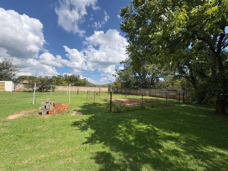 5- Bedroom House For Sale in Utrecht, KwaZulu Natal - Photo 9